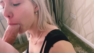 Голодная девушка кошечка сосет хуй и лакомится белой спермой