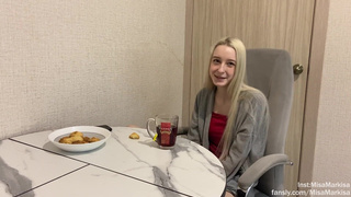 Трахнул молодую соседку на кухне, когда она пришла познакомиться