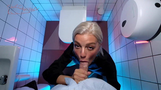 Сотый клиент получил в подарок охуенный отсос в туалете бара от барменши